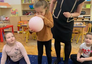 Dziewczynka dmucha balon